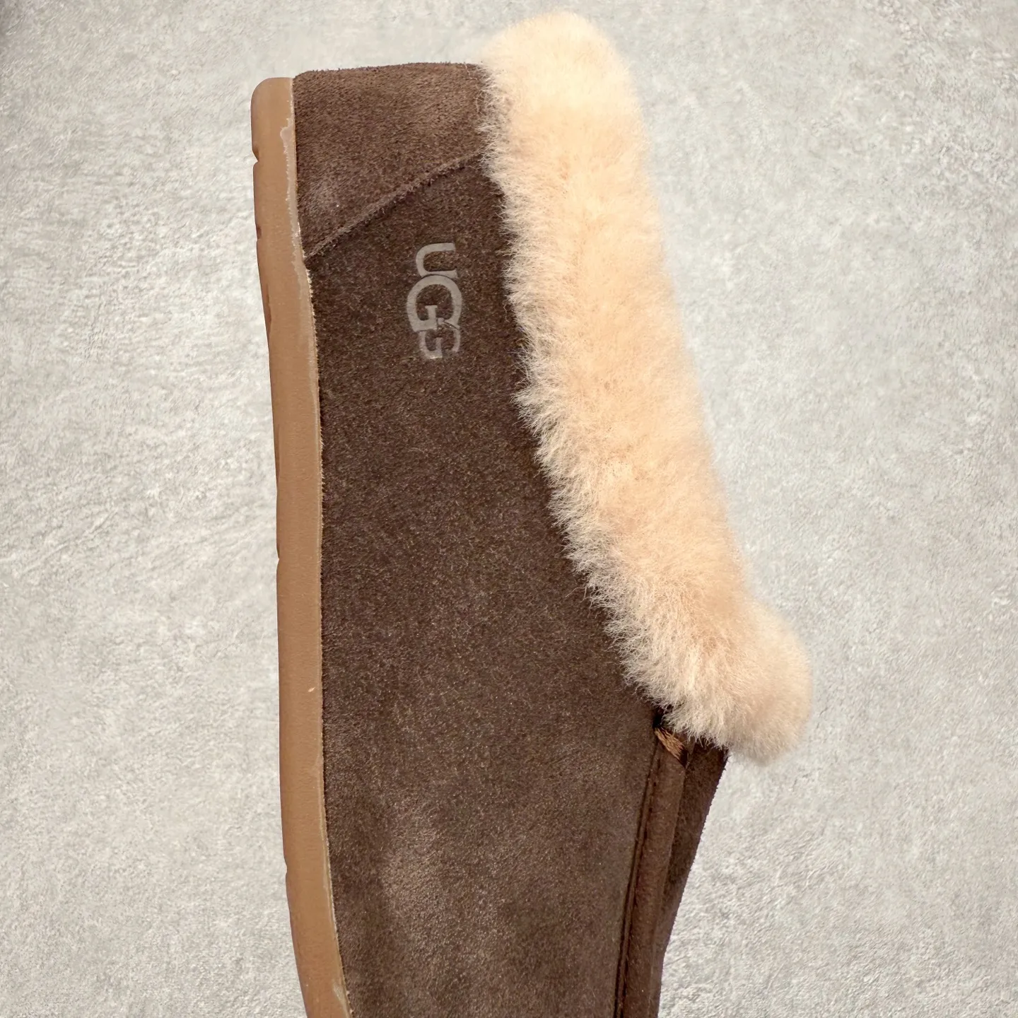 💰480 UGG 1391 Autumn and winter sheepskin and fur integrated snow boots. All shoes are made of ZP same factory. Longfeng A-grade Australian imported sheepskin and fur integrated brand OEM production line. Fully follow the ZP process. OEM original pattern maker. Adhering to the principle of no original shoes and no development selection. Pay attention to every detail. The most authentic TREADLITE "light wing" technology outsole on the market. Lightweight/durable/flexible/pile type [solemn after-sales commitment] If there are major quality problems such as degumming/broken bottom within one month, we will directly replace it with a new one for you! Size: 35 36 37 38 39 40